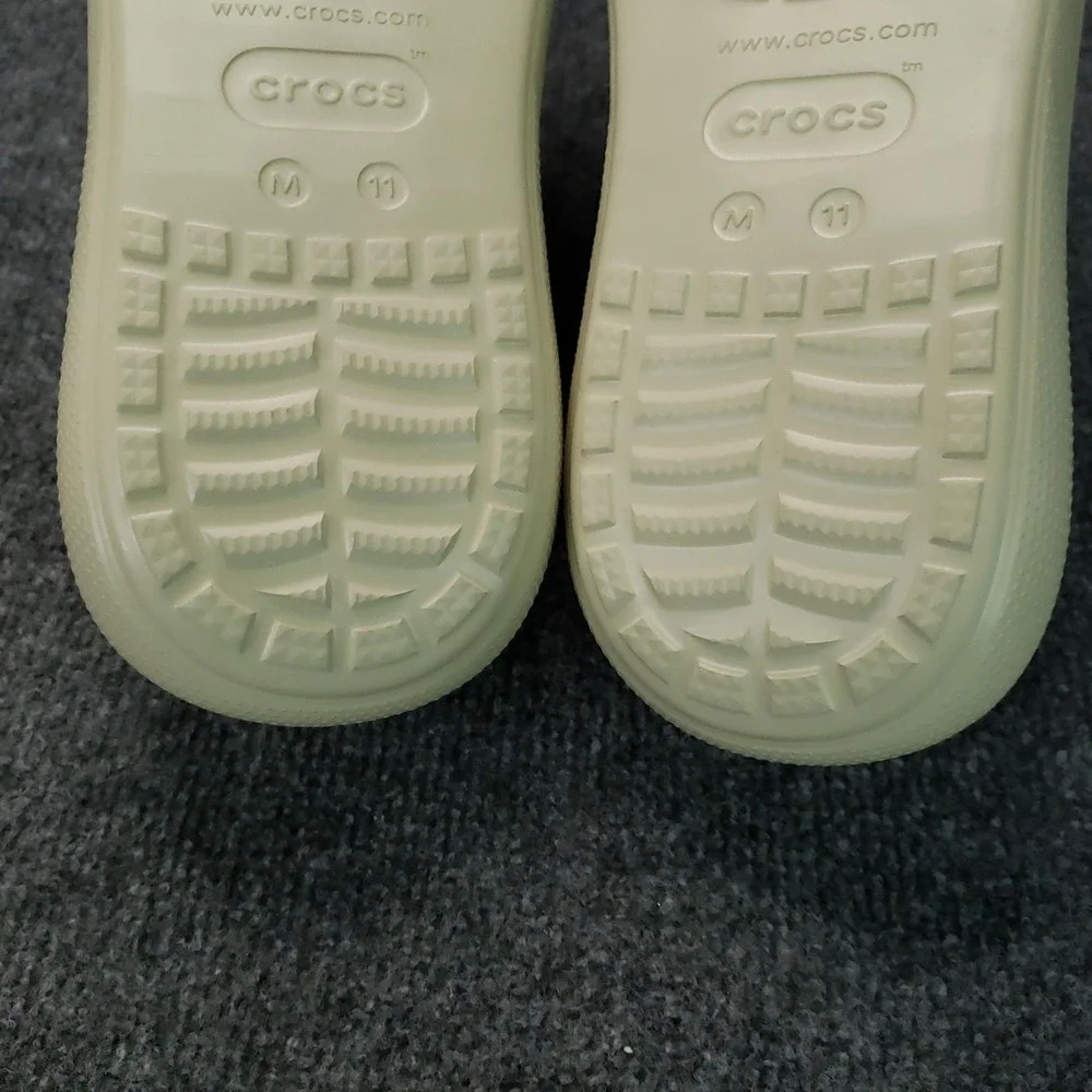 Crocs Shoes Mens Size 11 Beige Classic Crush Clog Sandal Casual Comfort 207670